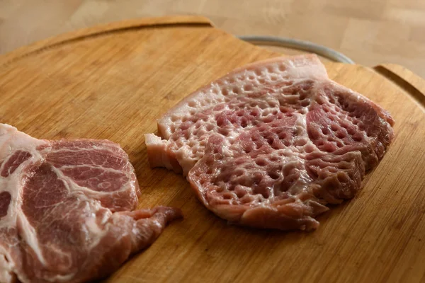 Carne Cerdo Cruda Rodajas Para Chuletas Una Tabla Cortar Madera — Foto de Stock