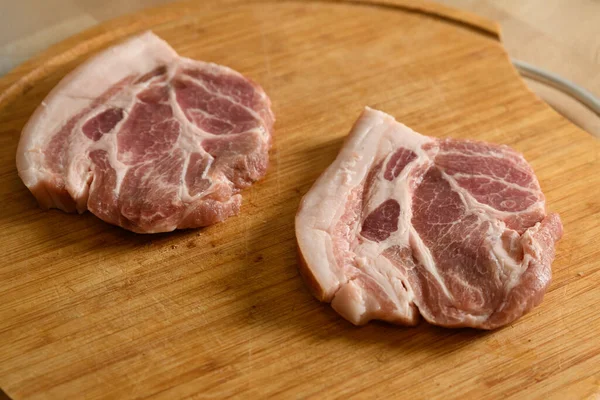 Carne Cerdo Cruda Rodajas Para Chuletas Una Tabla Cortar Madera — Foto de Stock