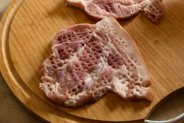 Geschnittenes Rohes Schweinefleisch Für Koteletts Auf Einem Holzschneidebrett — Stockfoto