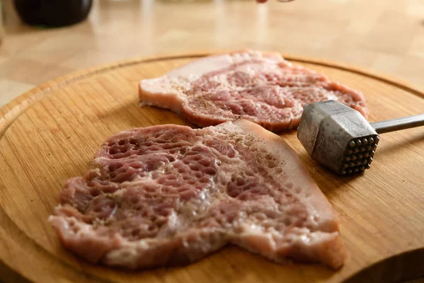 Stück Schweinefleisch Mit Einem Fleischhammer Auf Hölzernem Hintergrund Nahaufnahme — Stockfoto