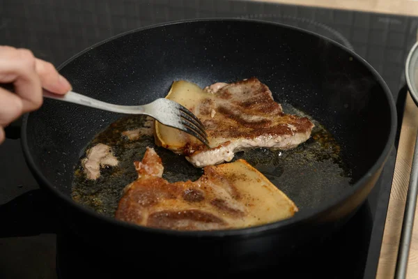 Costeleta Porco Cozinha Uma Panela Ato Fritar Óleo Girassol — Fotografia de Stock