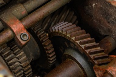 Makinede üç dişli var. Eski paslı endüstriyel mekanizma. arkaplan