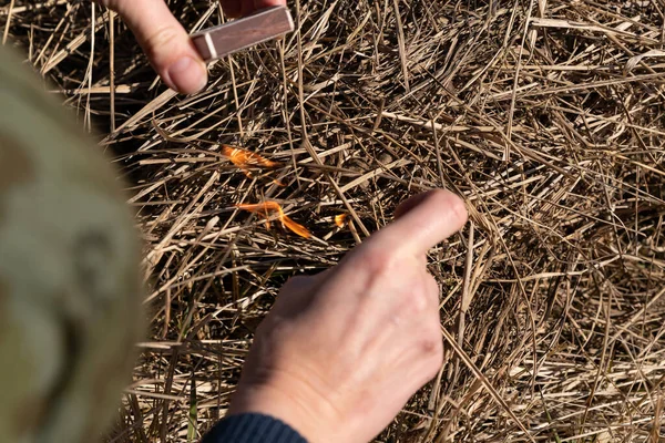 Gefahr Einer Offenen Flamme Trockenes Gras Grünen Garten Frühjahr Saisonales — Stockfoto