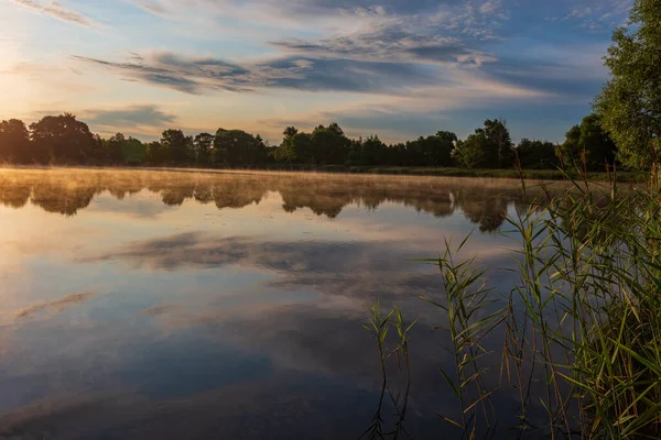 Odraz Mraků Ranním Jezeře Josephova Volotského Kláštera Krásné Jezero Poblíž — Stock fotografie