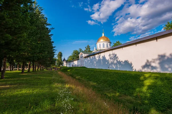 Die Mauern Des Klosters Von Außen Eine Grüne Gasse Svyato — Stockfoto