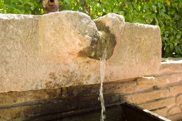 Deixando cair água na fonte tradicional — Fotografia de Stock
