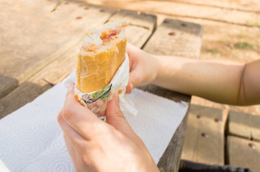 piknikte snack yeme kadın