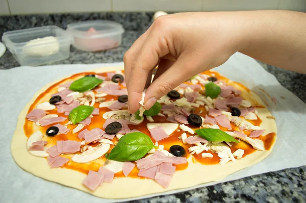 Putting mozzarella to the pizza — Stock Photo, Image