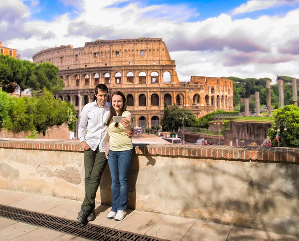 Couple in love making the selfie photo in Rome — Stock Photo, Image