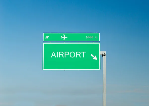 Signalisation routière indiquant l'aéroport — Photo