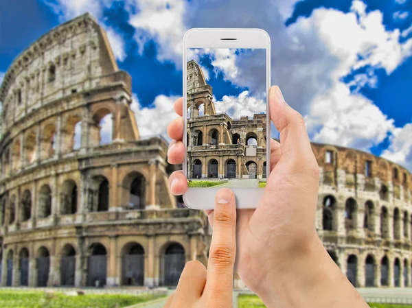 Photographing the Coliseum with my phone — Stock Photo, Image