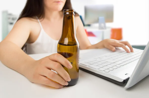 Frau trinkt Bier im Büro — Stockfoto