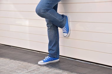 Garaj kapıda bekleyen genç 