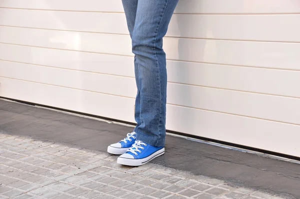 Waiting at the garage door — Stock Photo, Image