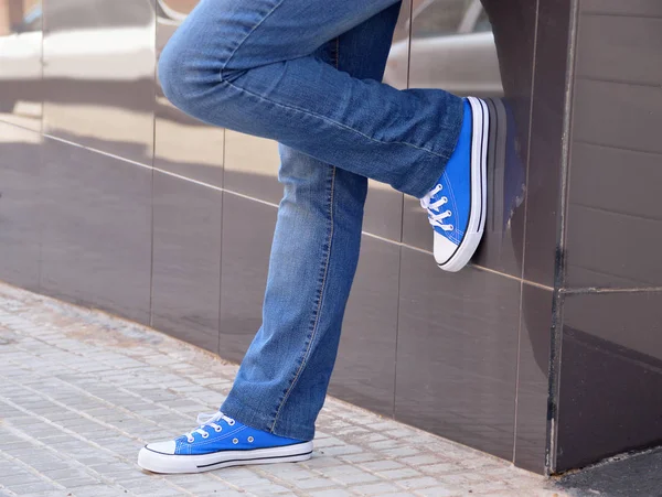 Joven esperando en la pared negra — Foto de Stock