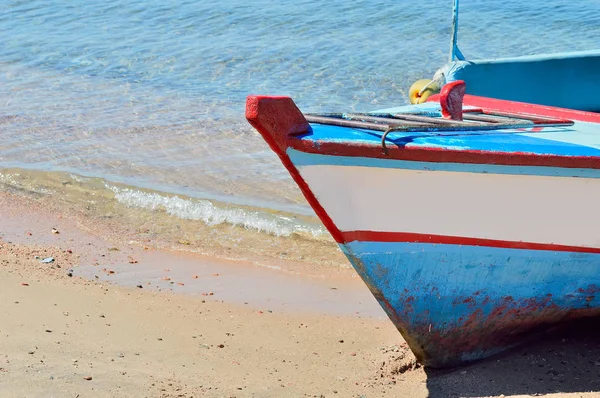 Boat stranded on the shore — Stock Photo, Image