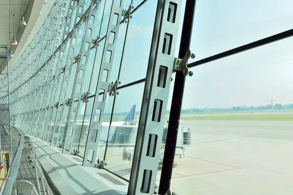 Ventana de cristal en el vestíbulo del aeropuerto —  Fotos de Stock