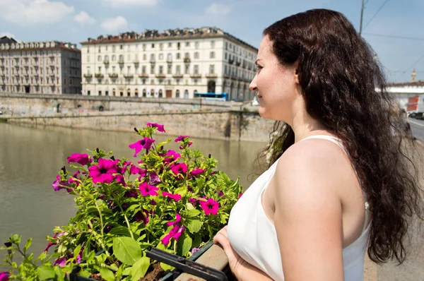 Beauty woman looking the river — Stock Photo, Image