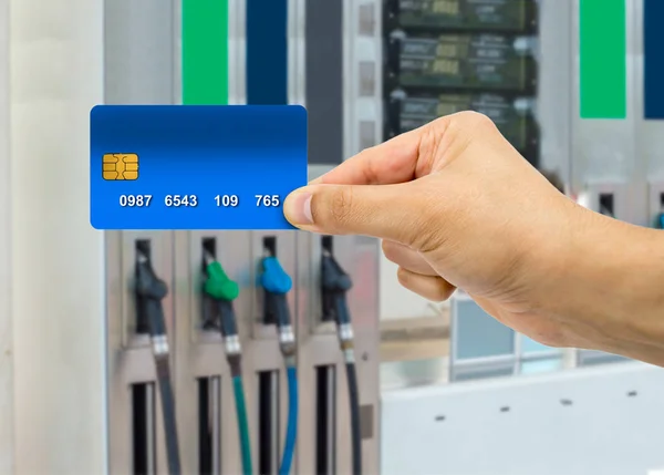 Оплата на заправке кредитной картой — стоковое фото