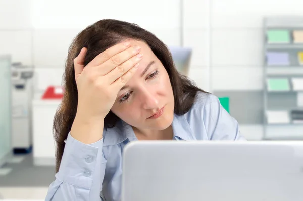 Affärskvinna som är trött på kontoret — Stockfoto