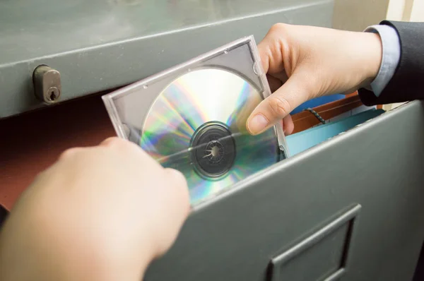Κρατώντας ένα αρχείο cd στο Υπουργικό Συμβούλιο — Φωτογραφία Αρχείου