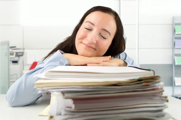 Overwerkt vrouw benadrukt werk — Stockfoto