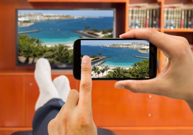 Akıllı tv arasında akıllı telefon bağlantısıyla fotoğrafları izlerken