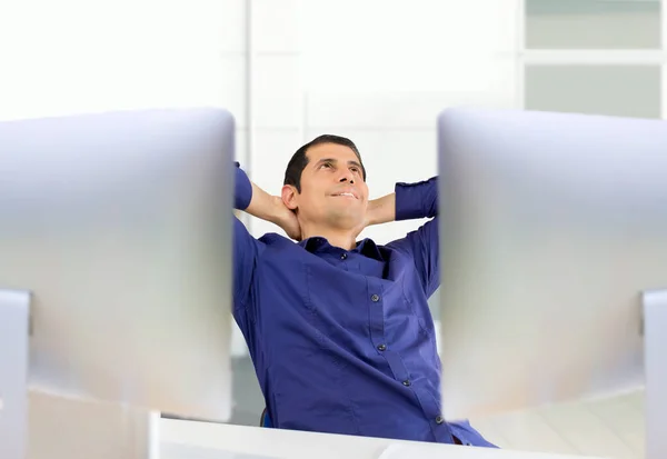 Relaxante no escritório — Fotografia de Stock