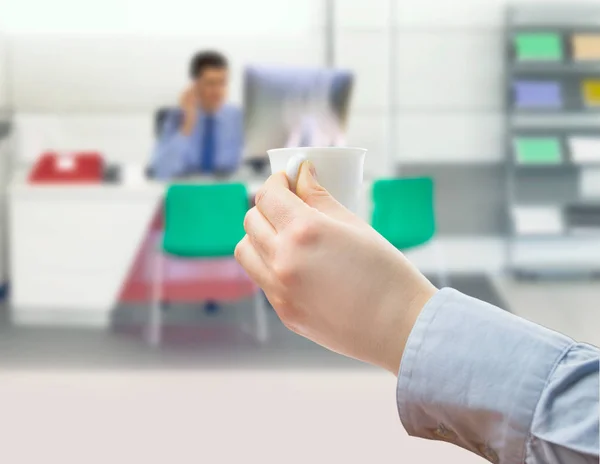 Bere un caffè in ufficio — Foto Stock