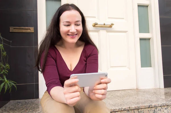 Pozoroval můj oblíbený film podle mého smartphonu — Stock fotografie