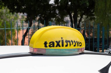 Taksi araba Kudüs'ten sokakta satırda bekleyen