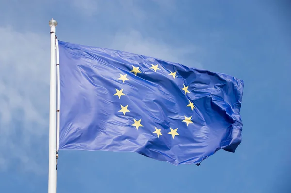 Flaga Unii Europejskiej machająca — Zdjęcie stockowe