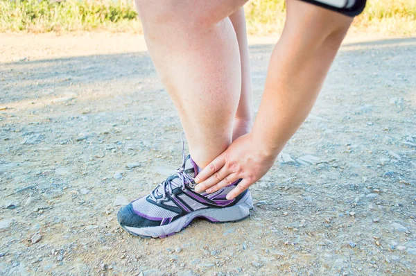 Atleta Corredor Tocando Pie Con Dolor Debido Esguince Tobillo — Foto de Stock