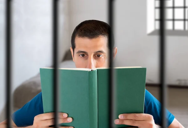 죄수는 책을 읽고 — 스톡 사진