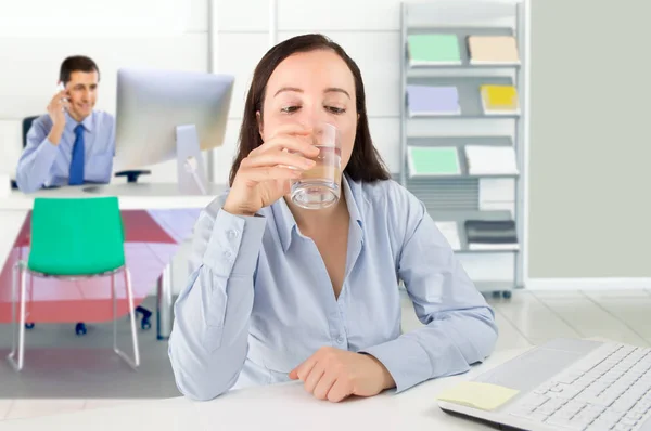 Hydratation bei der Arbeit — Stockfoto