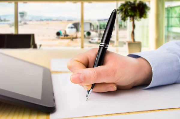 Trabajar con la tableta en el salón del aeropuerto — Foto de Stock