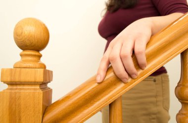 korkuluk üzerinde el ile merdivenlerden aşağı git