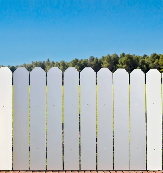 Valla de aluminio en el campo — Foto de Stock