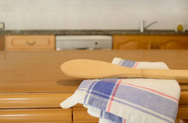 Pano e utensílios de cozinha de madeira — Fotografia de Stock