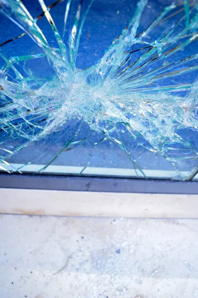 关闭破碎的办公室窗户玻璃 — 图库照片
