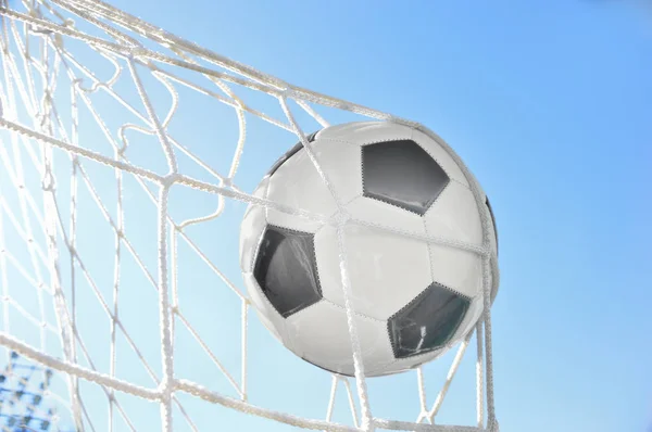 Fotbalový míč a obloha pozadí — Stock fotografie