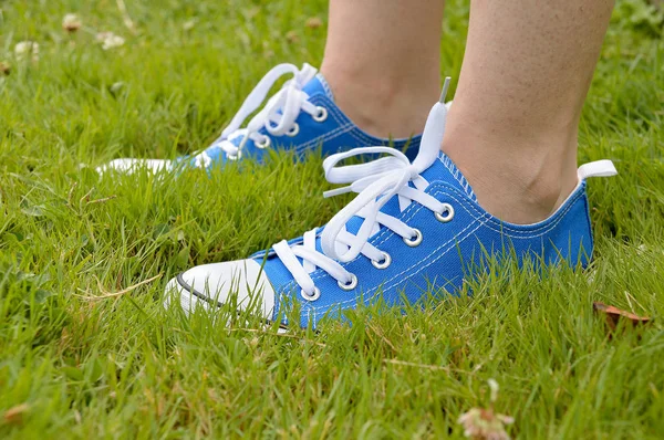 Zapatillas deportivas y hierba — Foto de Stock
