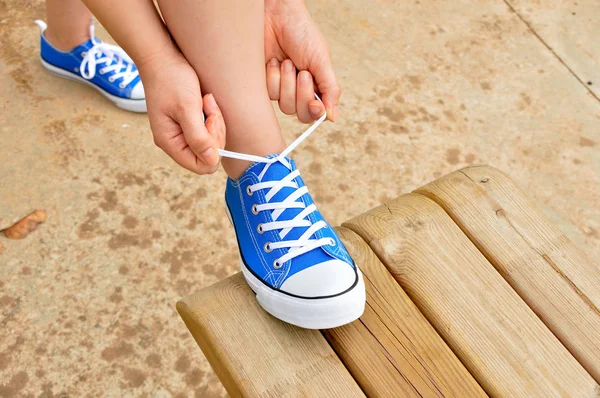 Ajustar los cordones de los zapatos — Foto de Stock