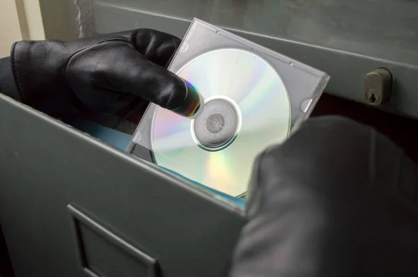小偷在偷光盘中的文档 — 图库照片