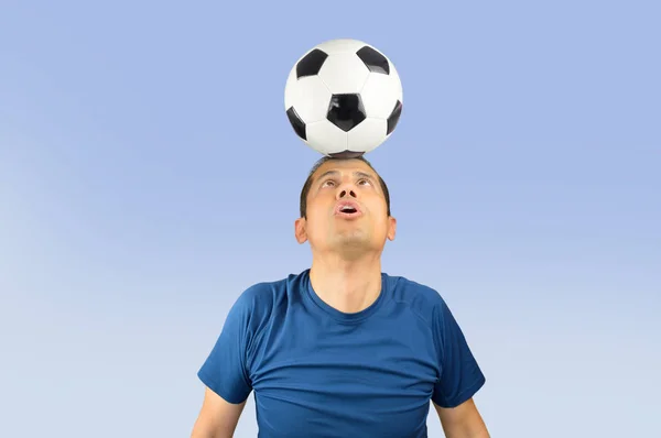 Bilanciamento di un pallone da calcio — Foto Stock