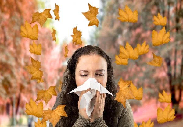 Mujer enferma en otoño — Foto de Stock