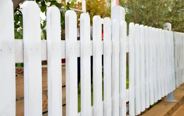 Білий паркан дерев'яний — стокове фото