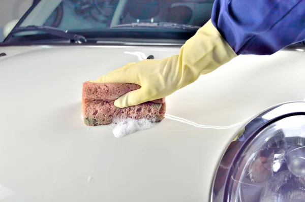 Мужская рука моет белый автомобиль — стоковое фото