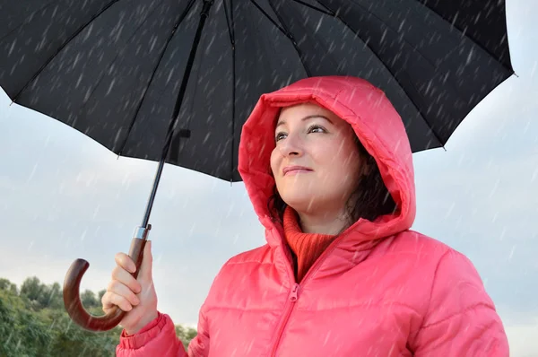 Me siento bien bajo la lluvia —  Fotos de Stock