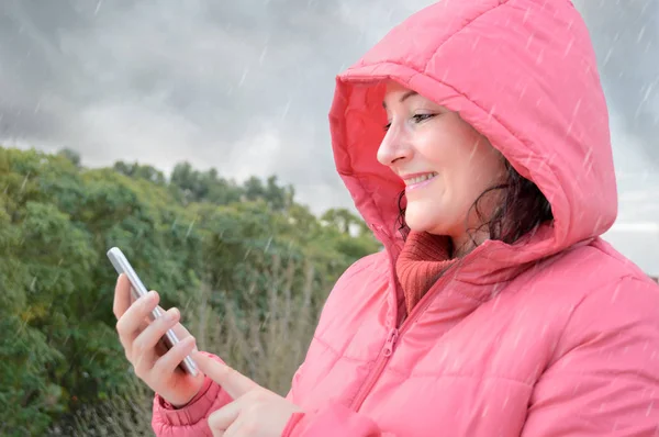 Med min smartphone med regn — Stockfoto